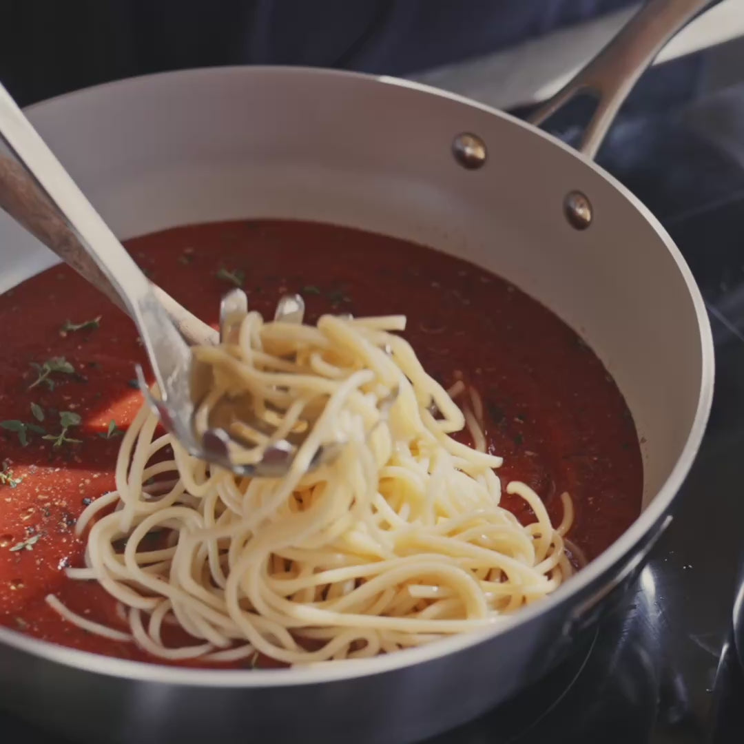 Videó betöltése: Tapadásmentes rozsdamentes acél Wok serpenyő Tria Ceramic kerámia bevonattal Ø 30 cm