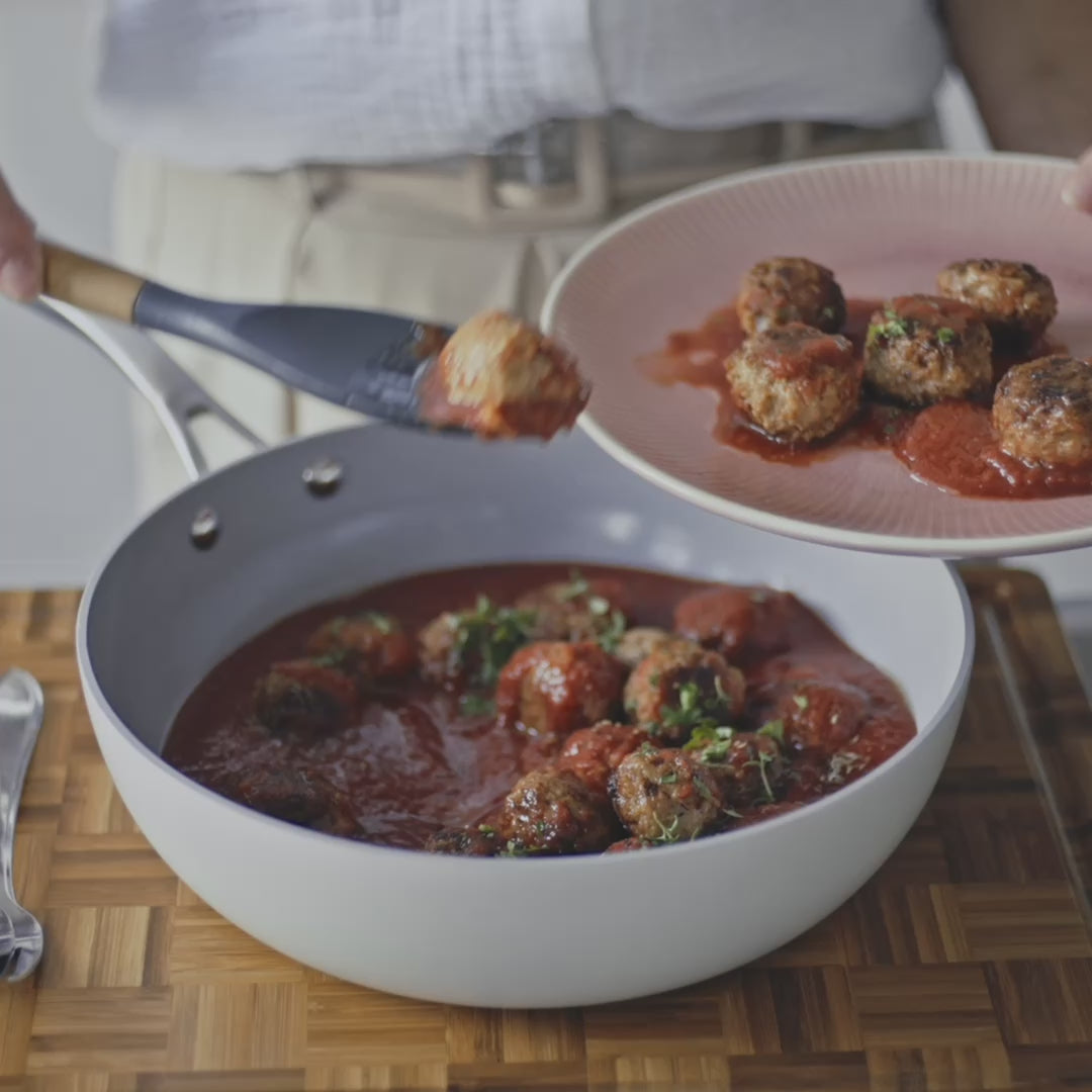 Načíst video: Nepřilnavá keramická Wok pánev Vital Ø 28 cm - krémově bílá